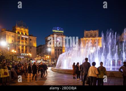 26.04.2019, Kiew, Ukraine - Passanten und beleuchtete Brunnen auf dem Maidan in Kiew. 00P190426D690CAROEX.JPG [MODEL RELEASE: NICHT ZUTREFFEND, PROP Stockfoto