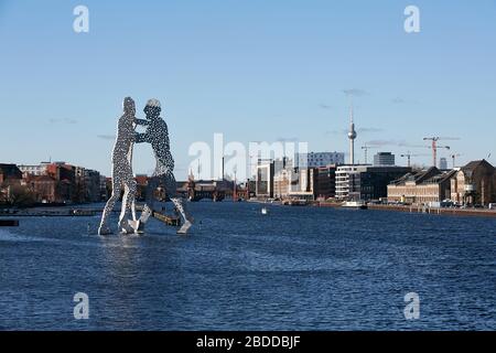 05.02.2020, Berlin, Berlin, Deutschland - Stadtpanorama der Bezirke Friedrichshain und Kreuzberg von der Elsenbrücke aus gesehen. Entlang der Spree bei Stockfoto