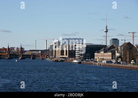 05.02.2020, Berlin, Berlin, Deutschland - Stadtpanorama des Bezirks Friedrichshain von der Elsenbrücke aus gesehen. Entlang der Spree an der ehemaligen EAS Stockfoto