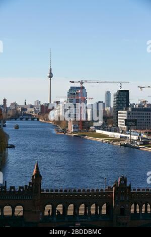 05.02.2020, Berlin, Berlin, Deutschland - Stadtpanorama des Bezirks Friedrichshain entlang der East Side Gallery. An der Spree zwischen Oberbaumbrücke a Stockfoto