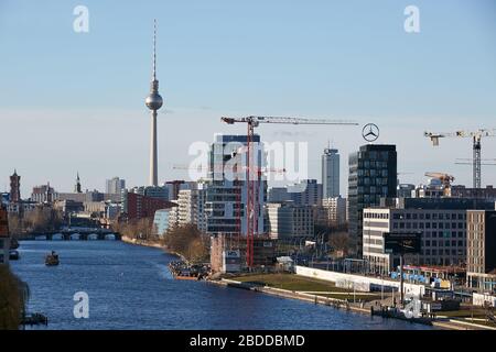 05.02.2020, Berlin, Berlin, Deutschland - Stadtpanorama des Bezirks Friedrichshain entlang der East Side Gallery. An der Spree zwischen Oberbaumbrücke a Stockfoto