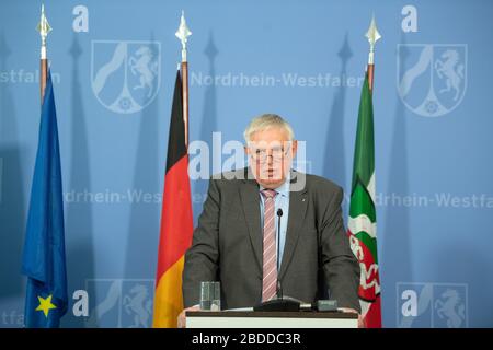 Düsseldorf, Deutschland. April 2020. Während einer Pressekonferenz spricht Karl-Josef Laumann (CDU), nordrhein-westfälischer Gesundheitsminister. Die Landesregierung wird über die aktuelle Situation und die Maßnahmen der Landesregierung im Rahmen der Corona-Pandemie berichten. Kredit: Federico Gambarini / dpa / Alamy Live News Stockfoto