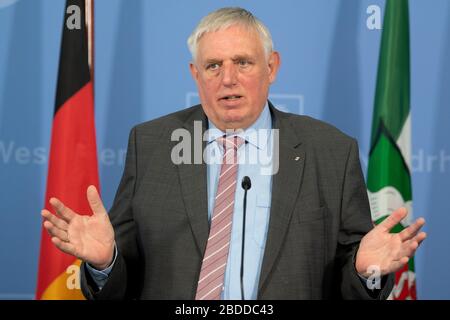 Düsseldorf, Deutschland. April 2020. Während einer Pressekonferenz spricht Karl-Josef Laumann (CDU), nordrhein-westfälischer Gesundheitsminister. Die Landesregierung wird über die aktuelle Situation und die Maßnahmen der Landesregierung im Rahmen der Corona-Pandemie berichten. Kredit: Federico Gambarini / dpa / Alamy Live News Stockfoto