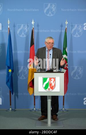 Düsseldorf, Deutschland. April 2020. Während einer Pressekonferenz spricht Karl-Josef Laumann (CDU), nordrhein-westfälischer Gesundheitsminister. Die Landesregierung wird über die aktuelle Situation und die Maßnahmen der Landesregierung im Rahmen der Corona-Pandemie berichten. Kredit: Federico Gambarini / dpa / Alamy Live News Stockfoto