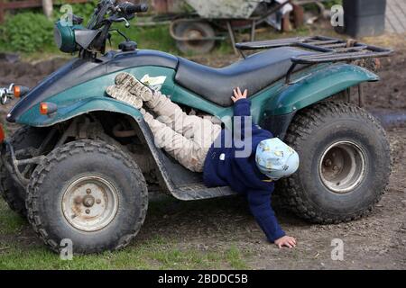 28.04.2018, Dierhagen, Mecklenburg-Vorpommern, Deutschland - Junge fallen beim Spielen von einem Quad-Bike ab. 00S180428D028CAROEX.JPG [MODUS Stockfoto