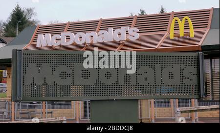 Glasgow, Schottland, Großbritannien, 8. April 2020: Coronavirus sah verlassene Straßen und leere Straßen und Essen zum Mitnehmen immer noch geschlossen, als die McDonalds in Clydebank festschlossen. Gerard Ferry/Alamy Live News Stockfoto