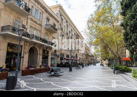 Baku, Aserbaidschan - 8. April 2020. Die verlassene Nizami-Straße in Baku infolge von Quarantänemaßnahmen zur Verhinderung der Verbreitung von Coronavirus CO Stockfoto