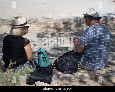 Ein paar ältere Touristen sitzen im Sommer auf einer Tour Stockfoto