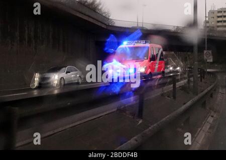 25.11.2019, Berlin, Berlin, Deutschland - Notarzt der Berliner Feuerwehr bei regnerischem Wetter auf der A 100 im Einsatz. 00S191125D131CAROEX.JPG [MODUS Stockfoto