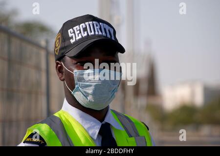 27.02.2020, Doha, Katar - der Wachmann trägt einen Mund- und Nasenschutz. 00S200227D341CAROEX.JPG [MODELLVERSION: NEIN, EIGENSCHAFTENFREIGABE: KEIN (C) AUTO Stockfoto