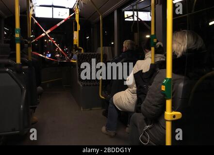 16.03.2020, Berlin, Berlin, Deutschland - die Menschen sitzen wegen der Corona-Pandemie morgens in einem BVG-Bus mit einer Sperre für die Fahrerkabine. Stockfoto