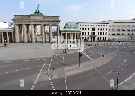 17.03.2020, Berlin, Berlin, Deutschland - Auswirkungen des Corona-Virus: Nur wenige Menschen vor dem Brandenburger Tor am Platz des 18. 00S200317D6 Stockfoto