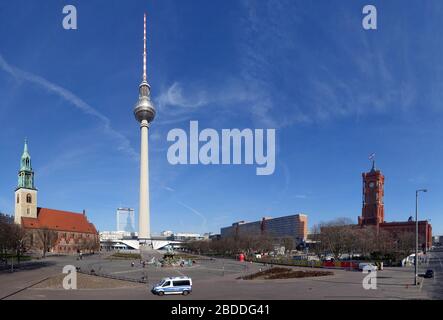 17.03.2020, Berlin, Berlin, Deutschland - Auswirkungen des Corona-Virus: Nur wenige Menschen am Neptun Brunnen vor dem Fernsehturm. 00S200317D650CA Stockfoto