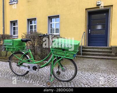 20.03.2020, Berlin, Berlin, Deutschland - Fahrrad der Postbote PIN AG steht vor dem Eingang eines Apartmentgebäudes. 00S200320D131CAROEX.JPG Stockfoto