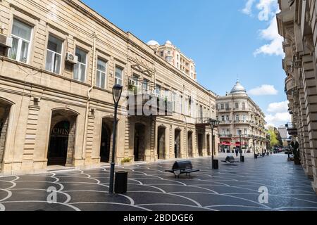 Baku, Aserbaidschan - 8. April 2020. Die verlassene Nizami-Straße in Baku infolge von Quarantänemaßnahmen zur Verhinderung der Verbreitung von Coronavirus CO Stockfoto