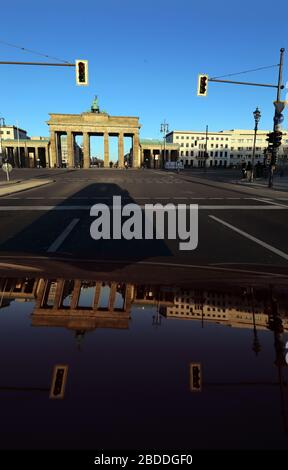 22.03.2020, Berlin, Berlin, Deutschland - Auswirkungen des Coronavirus: Fast kein Verkehr auf der Straße des 17. Juni am Brandenburger Tor. 00S200322D 198 CARO Stockfoto