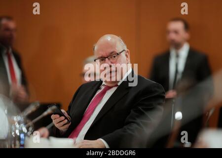 Berlin, Deutschland. April 2020. Bundeswirtschaftsminister Peter Altmaier telefonieren vor der wöchentlichen Kabinettssitzung der Bundesregierung im Kanzleramt. Um die Ausbreitung des Coronavirus zu verlangsamen, hat der Bund das öffentliche Leben erheblich eingeschränkt. Credit: Markus Schreiber / AP POOL / dpa / Alamy Live News Stockfoto