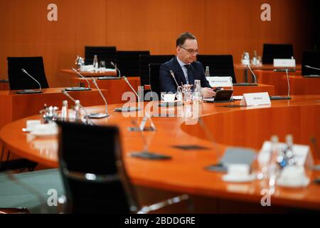 Berlin, Deutschland. April 2020. Bundesaußenminister Heiko Maas (SPD) wartet auf den Beginn der wöchentlichen Kabinettssitzung des Bundes im Kanzleramt. Um die Ausbreitung des Coronavirus zu verlangsamen, hat der Bund das öffentliche Leben erheblich eingeschränkt. Credit: Markus Schreiber / AP POOL / dpa / Alamy Live News Stockfoto