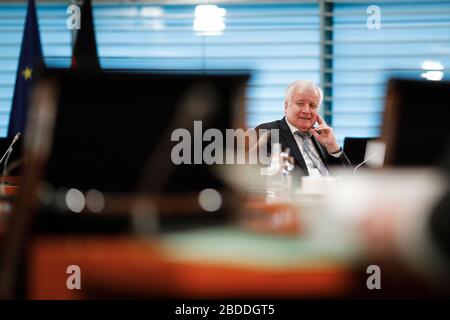 Berlin, Deutschland. April 2020. Bundesinnenminister Horst Seehofer (CSU) wartet auf den Beginn der wöchentlichen Kabinettssitzung der Bundesregierung im Kanzleramt. Um die Ausbreitung des Coronavirus zu verlangsamen, hat der Bund das öffentliche Leben erheblich eingeschränkt. Credit: Markus Schreiber / AP POOL / dpa / Alamy Live News Stockfoto