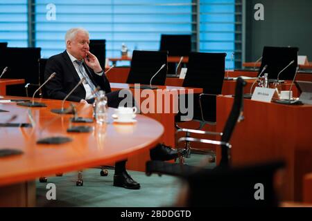 Berlin, Deutschland. April 2020. Bundesinnenminister Horst Seehofer (CSU) wartet auf den Beginn der wöchentlichen Kabinettssitzung der Bundesregierung im Kanzleramt. Um die Ausbreitung des Coronavirus zu verlangsamen, hat der Bund das öffentliche Leben erheblich eingeschränkt. Credit: Markus Schreiber / AP POOL / dpa / Alamy Live News Stockfoto