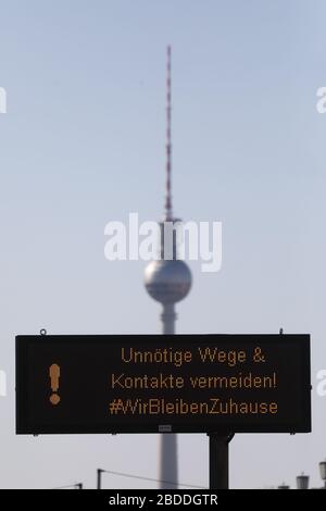 23.03.2020, Berlin, Deutschland - Hinweis: Vermeiden Sie unnötige Wege und Kontakte. Im Hintergrund steht der Berliner Fernsehturm. WAGEN 00S200323D215 Stockfoto