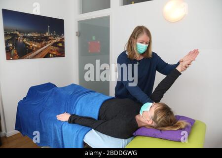 24.03.2020, Berlin, Berlin, Deutschland - die medizinisch dringend benötigte Physiotherapie wird trotz Kontaktverbot in Zeiten t durchgeführt Stockfoto