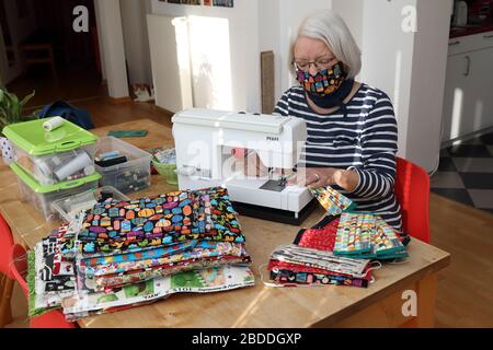 25.03.2020, Berlin, Berlin, Deutschland - Rentner näht Stoff-Mundschutz in ihrem Wohnzimmer wegen Lieferengpässen in Zeiten der Corona-Krise. 00 Stockfoto