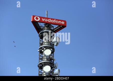 28.03.2020, Berlin, Berlin, Deutschland - Sendemast des Mobilfunkanbieters vodafone. 00S200328D436CAROEX.JPG [MODELLVERSION: NICHT ZUTREFFEND, Stockfoto