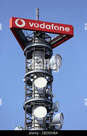 28.03.2020, Berlin, Berlin, Deutschland - Sendemast des Mobilfunkanbieters vodafone. 00S200328D434CAROEX.JPG [MODELLVERSION: NICHT ZUTREFFEND, Stockfoto
