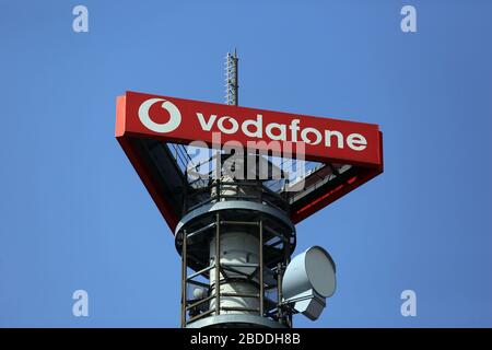 28.03.2020, Berlin, Berlin, Deutschland - Sendemast des Mobilfunkanbieters vodafone. 00S200328D437CAROEX.JPG [MODELLVERSION: NICHT ZUTREFFEND, PRO Stockfoto