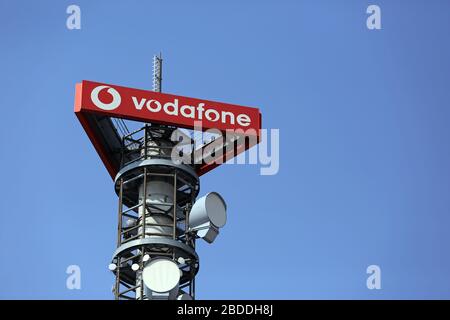 28.03.2020, Berlin, Berlin, Deutschland - Sendemast des Mobilfunkunternehmens vodafone. 00S200328D435CAROEX.JPG [MODELLVERSION: NICHT ZUTREFFEND, Stockfoto