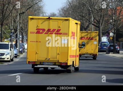 28.03.2020, Berlin, Berlin, Deutschland - Lieferwagen der DHL. 00S200328D445CAROEX.JPG [MODEL RELEASE: NEIN, PROPERTY RELEASE: NO (c) caro images / Sorg Stockfoto