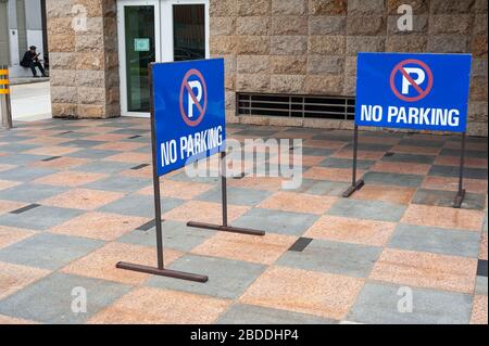 06.03.2020, Singapur, Singapur - zwei Schilder vor einem Gebäude deuten auf ein Parkverbot hin. 0SL200306D005CAROEX.JPG [MODELLVERSION: NEIN, EIGENSCHAFT REL Stockfoto