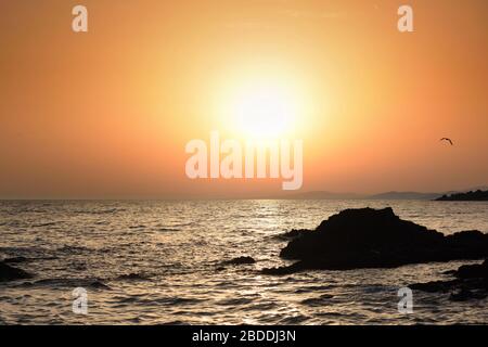 Wunderschöne Landschaft mit Sonnenuntergang am Meer Stockfoto