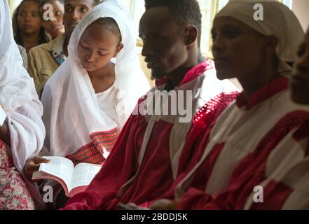 10.11.2019, Adama, Oromiyaa, Äthiopien - christlicher Gottesdienst in der kongregation Nazareth Mekane Yesus, einer Luthergemeinde. Ein Mädchen, bedeckt mit einem w Stockfoto