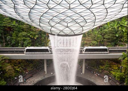 18.03.2020, Singapur, , Singapur - Forest Valley mit HSBC Rain Vortex Wasserfall im neuen Jewel Terminal am Changi International Airport. Das Desi Stockfoto