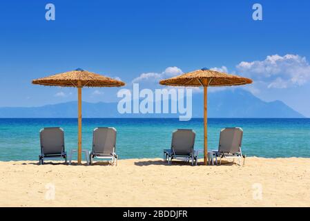 Sonnenschirme und Stühle am Strand. Meerblick vom Strand Stockfoto