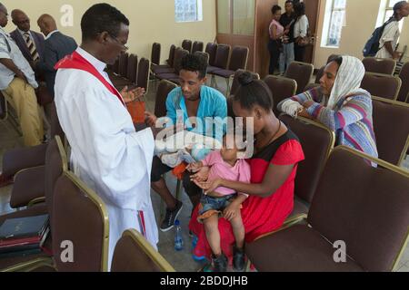 10.11.2019, Adama, Oromiyaa, Äthiopien - christlicher Gottesdienst in der kongregation Nazareth Mekane Yesus, einer Luthergemeinde. Ein Pfarrer betet zusammen Stockfoto