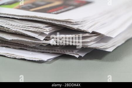 Stapel französischer Zeitungen mit grauem Hintergrund Stockfoto