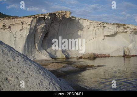 Riesige graue Felsen an der Küste des Mittelmeers in Sardinien, Italien. Stockfoto