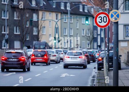 03.02.2020, Essen, Nordrhein-Westfalen, Deutschland - Abend-Hauptverkehrszeit, Autos fahren auf der Alfredstraße in Essen-Ruettenscheid, Testgeschwindigkeit 30 km/h Stockfoto