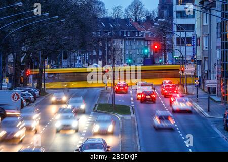 03.02.2020, Essen, Nordrhein-Westfalen, Deutschland - Abend-Hauptverkehrszeit auf der Alfredstraße in Essen-Ruettenscheid, 30 km/h auf einem Abschnitt als te Stockfoto