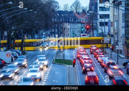 03.02.2020, Essen, Nordrhein-Westfalen, Deutschland - Abend-Hauptverkehrszeit auf der Alfredstraße in Essen-Ruettenscheid wird ein Straßenabschnitt geführt