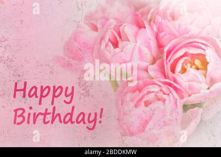 Vorlage für nostalgische Grußkarten. Rosa Blumen mit Text: Alles gute zum Geburtstag, verängstigter Grunge-Effekt. Stockfoto