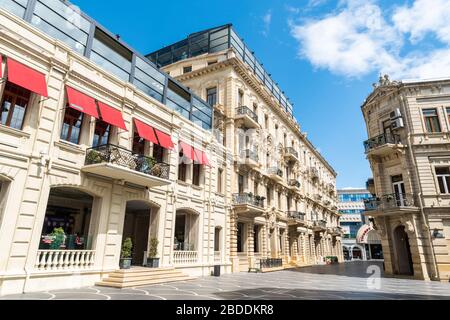 Baku, Aserbaidschan - 8. April 2020. Die verlassene Straße Nigar Rafibeyli in Baku infolge von Quarantänemaßnahmen, die zur Verhinderung der Verbreitung von coron verhängt wurden Stockfoto