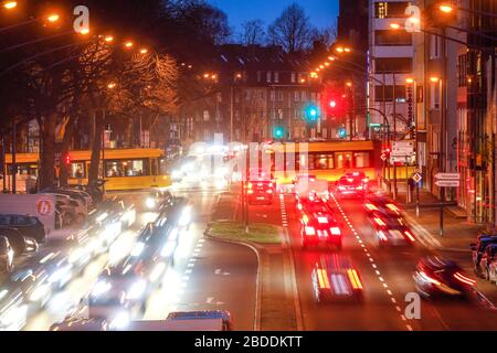 03.02.2020, Essen, Nordrhein-Westfalen, Deutschland - Abend-Hauptverkehrszeit auf der Alfredstraße in Essen-Ruettenscheid, 30 km/h auf einem Abschnitt als te Stockfoto