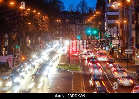 03.02.2020, Essen, Nordrhein-Westfalen, Deutschland - Abend-Hauptverkehrszeit auf der Alfredstraße in Essen-Ruettenscheid, auf einem Testabschnitt gibt es eine 3 Stockfoto