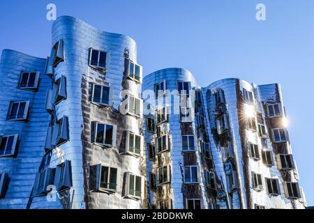 07.02.2020, Düsseldorf, Nordrhein-Westfalen, Deutschland - Gehry-Gebäude, der neue Zollhof im Medienhafen wurde vom Architekten P. Stockfoto