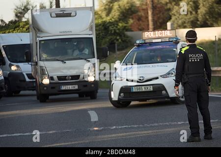 Barcelona, Spanien. April 2020. Ein Polizeibeamter kontrolliert den Verkehr an einem der Kontrollpunkte außerhalb Barcelonas.mit der Ankunft von Ostern hat sich die Polizeikontrolle erhöht, um zu verhindern, dass Menschen in Zweitwohnungen gehen. In den letzten Tagen haben die Behörden einen Anstieg des Wasser- und Energieverbrauchs in den ländlichen Gebieten angeprangert. Credit: SOPA Images Limited/Alamy Live News Stockfoto