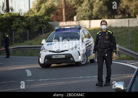 Barcelona, Spanien. April 2020. Ein Polizist, der während der Coronavirus-Krise an einem der Kontrollpunkte außerhalb Barcelonas zu sehen war.mit der Ankunft von Ostern hat sich die Polizeikontrolle erhöht, um zu verhindern, dass Menschen in Zweitwohnungen gehen. In den letzten Tagen haben die Behörden einen Anstieg des Wasser- und Energieverbrauchs in den ländlichen Gebieten angeprangert. Credit: SOPA Images Limited/Alamy Live News Stockfoto